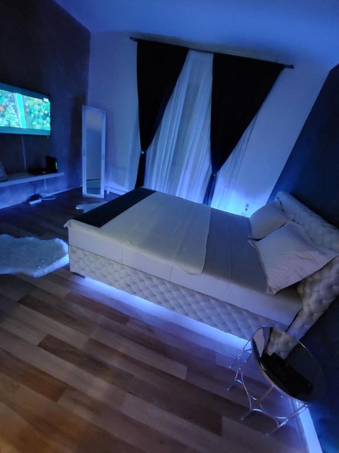 Apartment Creative 4 *